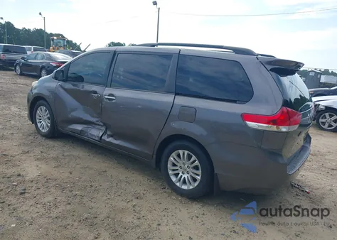 2013 Toyota Sienna Xle/Limited z USA, uszkodzony, nr VIN 5TDYK3DC8DS386897